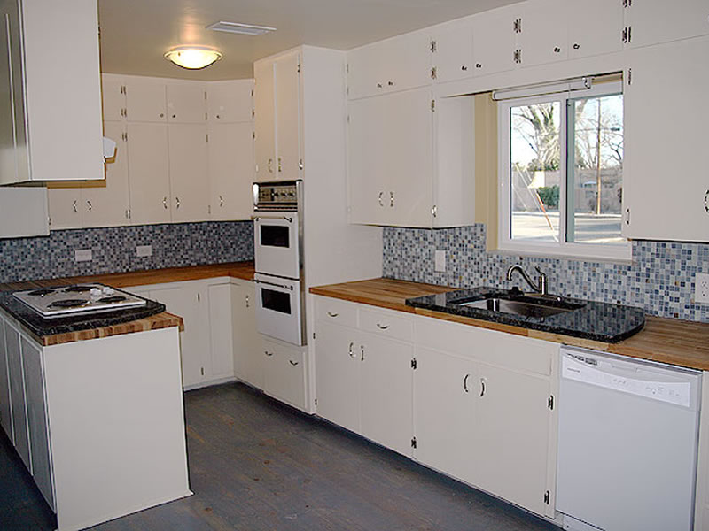 The Q Apartments Albuquerque Bosque Trails kitchen